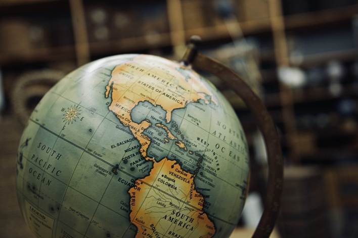 Bola del mundo en la que se ve el mapa de Amérida en primer plano.