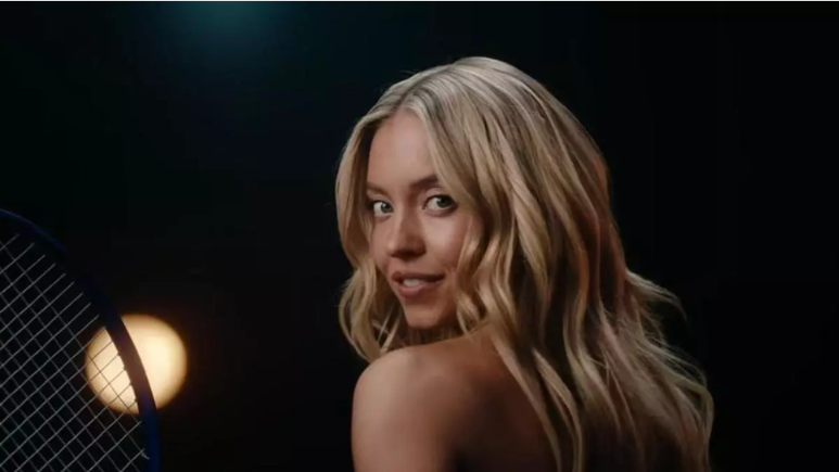 La actriz Sydney Sweeney con una raqueta en una imagen de un anuncio de una casa de apuestas deportivas