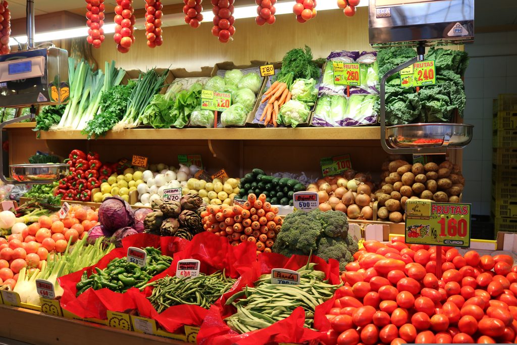 Frutas y verduras en un comercio.